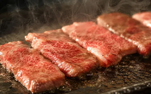 鉄板で焼ける霜降り和牛