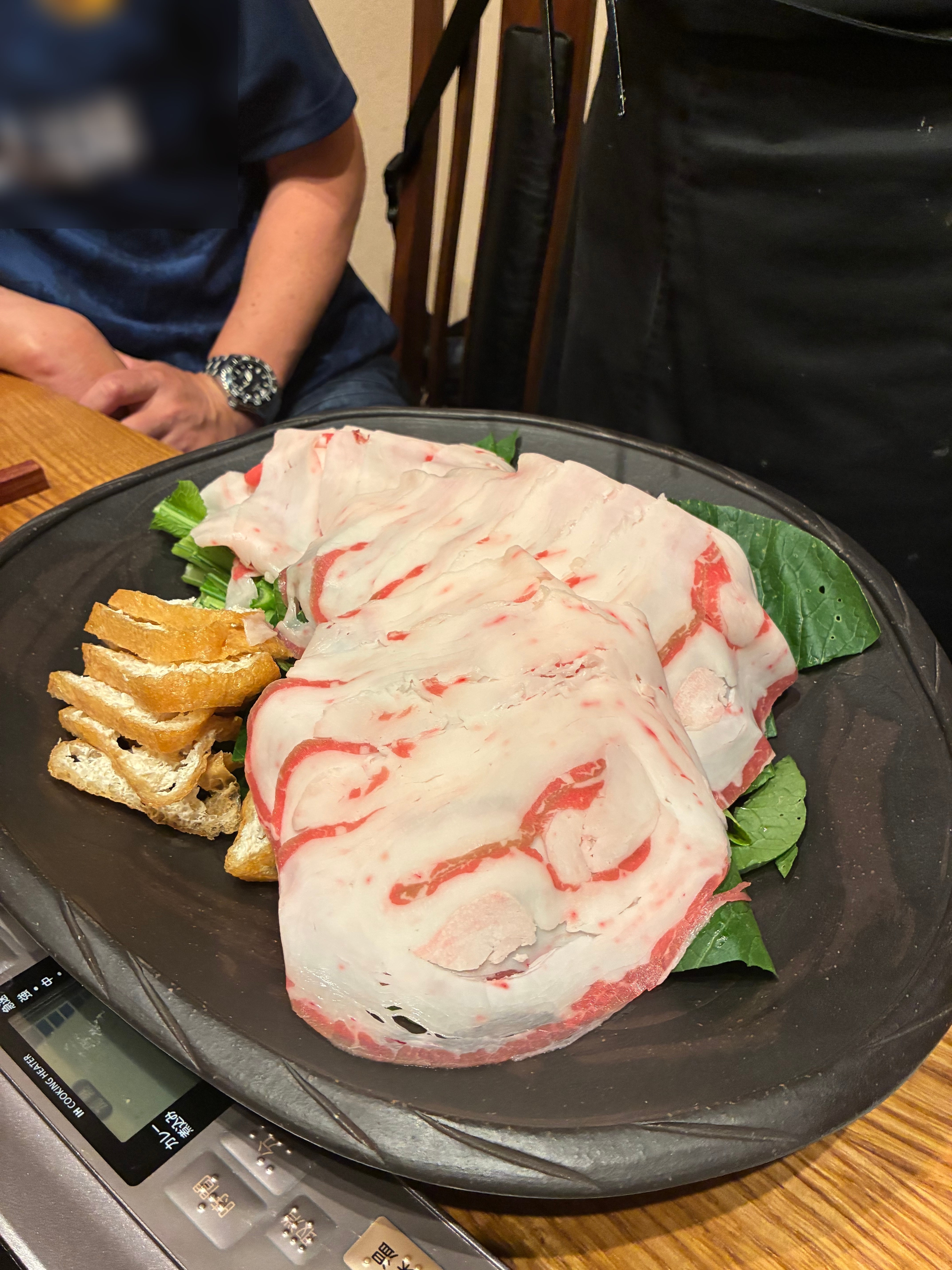 奈良の名店で出された脂身しゃぶしゃぶ。皿の脇に置かれた卓上IH調理器が、しゃぶしゃぶ鍋を温める準備を整えている